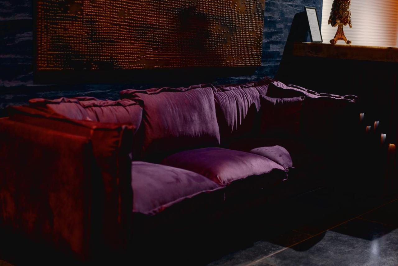 Tapis Rouge Design Boutique Готель Батумі